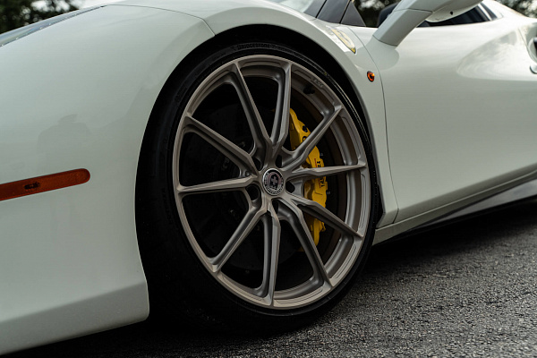 Фото дисков HRE P104SC Сатиновая шампань на Ferrari 488