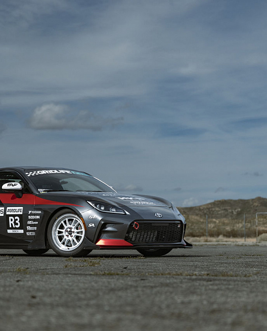 Фото дисков MF413 SS6 Белый глянец на Toyota GR86