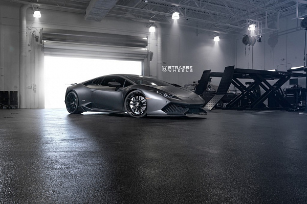 Фото дисков Strasse Wheels SV1 Deep Concave Monoblock Черный глянец на Lamborghini Huracan