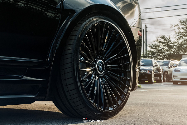 Фото дисков Anrky RF-230 Черный глянец на Rolls-Royce Cullinan