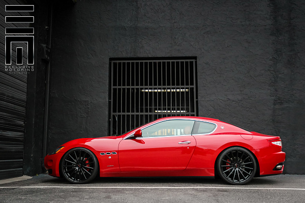 Фото дисков Vossen VFS-2 Черный глянец на Maserati GranTurismo I