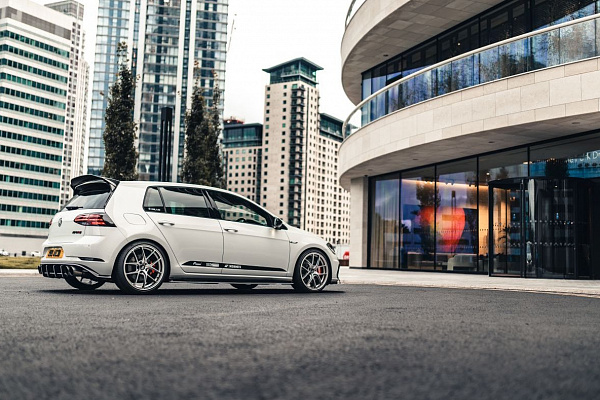 Фото дисков Bola FLE Сатиновый лак на Volkswagen Golf VII