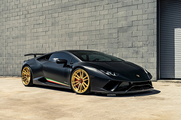Фото дисков Strasse Wheels SV12 Deep Concave Duoblock Сатиновое золото на Lamborghini Huracan
