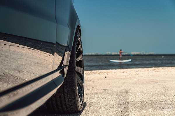 Фото дисков Vossen UV-3 Черный глянец на Range Rover Sport II