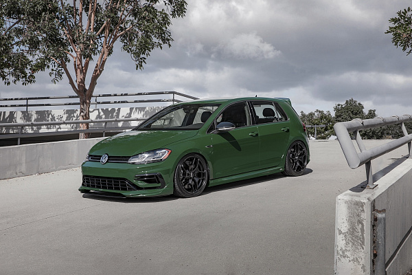 Фото дисков Rotiform HUR Черный сатин на Volkswagen Golf VII