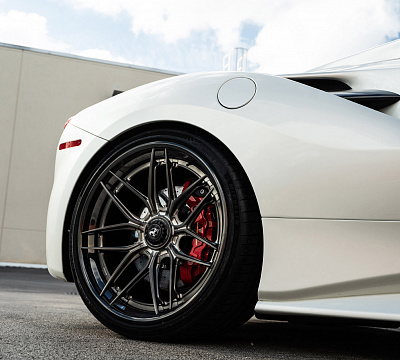 Фото дисков 1886 Wheels XR004 на Ferrari 488