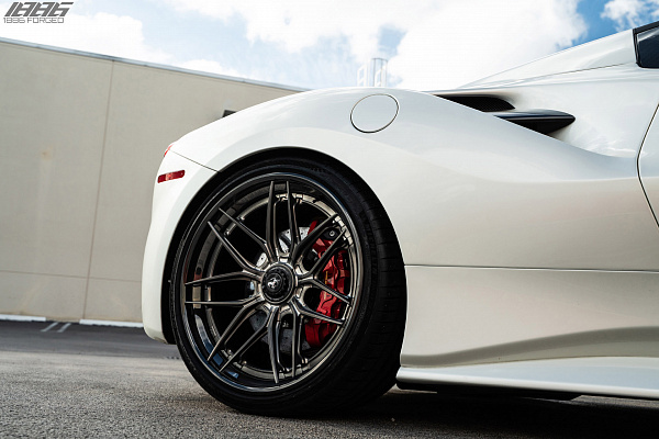 Фото дисков 1886 Wheels XR004 Сатиновый графит на Ferrari 488
