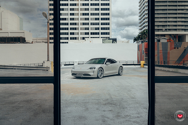Фото дисков Vossen LC3-03T Глянцевый графит на Porsche Taycan I