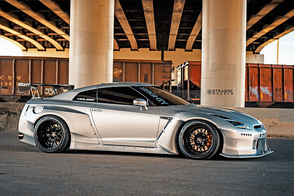 Фото дисков Strasse Wheels SV8 Signature Черный глянец на Nissan GT-R