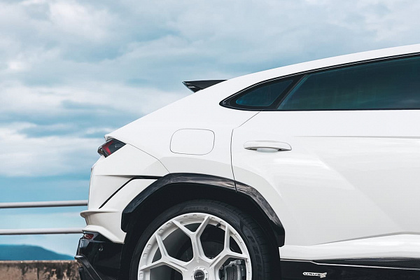 Фото дисков Brixton Forged MW03 Белый глянец на Lamborghini Urus