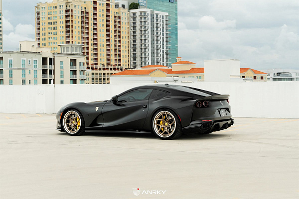 Фото дисков Anrky S3-X4 Глянцевое темное золото на Ferrari 812