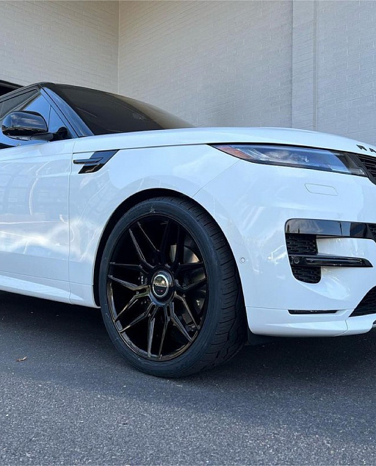 Фото дисков Bogota Черный глянец на Range Rover Sport III