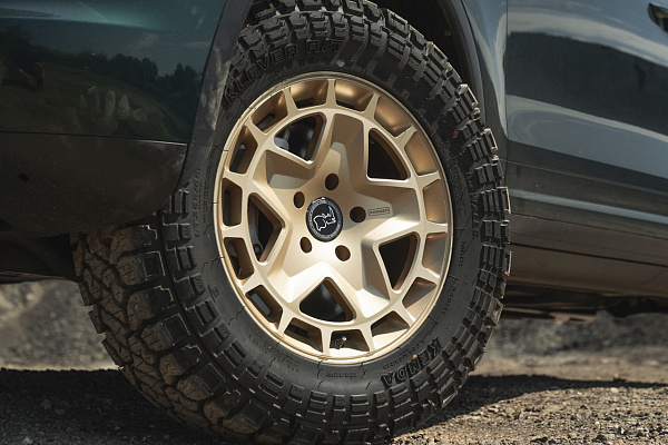 Фото дисков Black Rhino CORSICA Сатиновая шампань на Porsche Cayenne II
