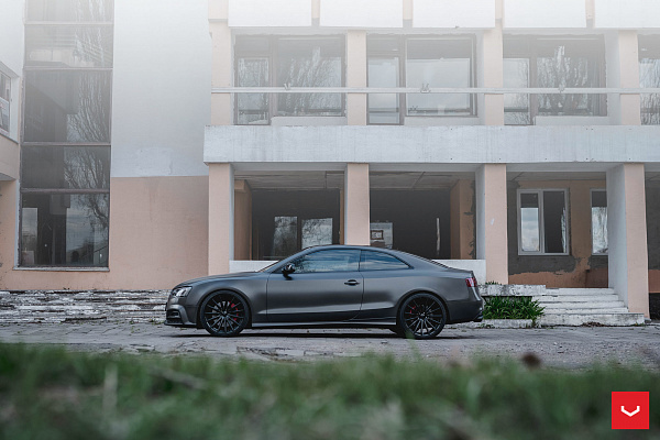 Фото дисков Vossen VFS-2 Черный глянец на Audi A/S/RS 5 (8T)