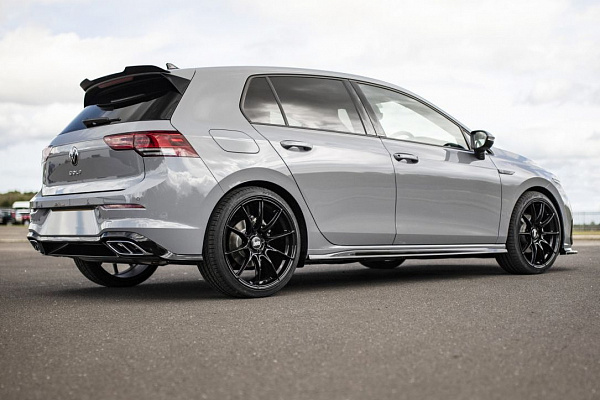 Фото дисков Bola FLB Черный глянец на Volkswagen Golf VIII