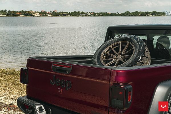 Фото дисков Vossen HF-3 Сатиновая бронза на Jeep Gladiator II (JT)