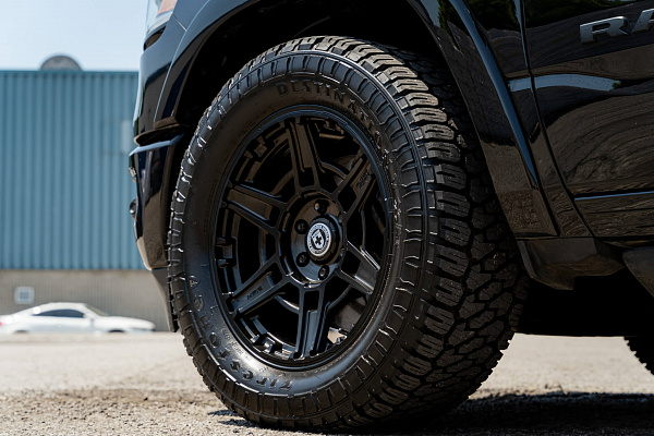 Фото дисков HRE FT1 Черный глянец на Ram 1500 V