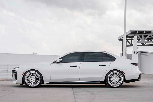 Фото дисков Strasse Wheels SV20 Deep Concave FS Глянцевый лак на BMW 7 (G70)
