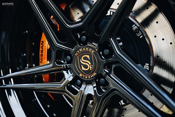 Фото дисков Strasse Wheels SV2T Deep Concave FS Черный глянец на Nissan GT-R