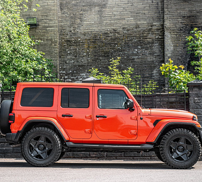 Фото дисков Kahn Mondial Retro на Jeep Wrangler IV (JL)