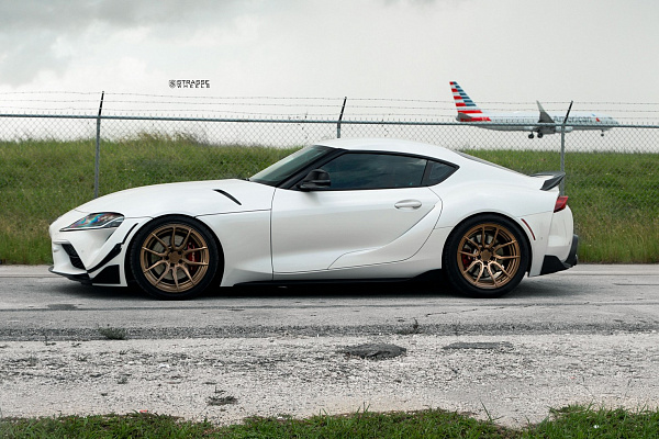 Фото дисков Strasse Wheels SV5 Deep Concave Duoblock Сатиновое темное золото на Toyota Supra A90