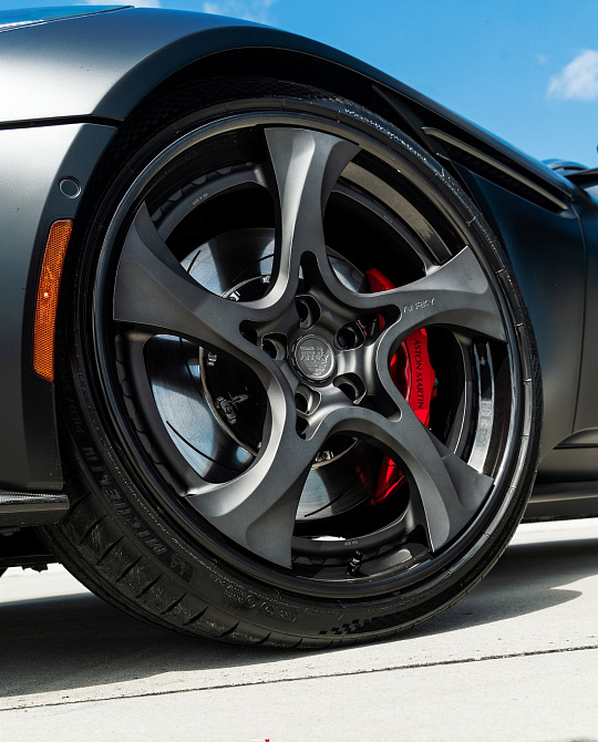 Фото дисков XR-305 Сатиновый графит на Aston Martin DB11