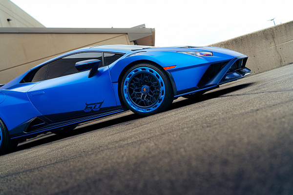 Фото дисков Brixton Forged FDE06 Aerotech Синий сатин на Lamborghini Huracan