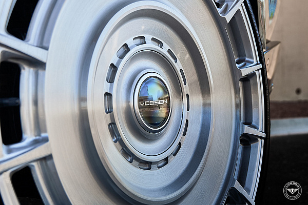 Фото дисков Vossen UV-7 Глянцевый лак на Land Rover Range Rover V