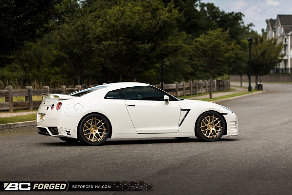 Фото дисков BC Forged HC040 Глянцевое золото на Nissan GT-R