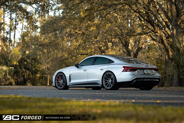 Фото дисков BC Forged RZ10 Матовый графит на Audi E-tron GT