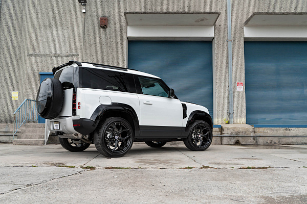 Фото дисков HRE P111SC Черный глянец на Land Rover Defender II