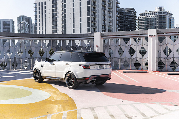 Фото дисков Strasse Wheels SV10 Deep Concave FS Черный сатин на Range Rover Sport II