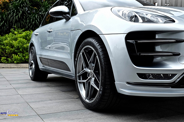 Фото дисков HRE FF11 Серебро на Porsche Macan I