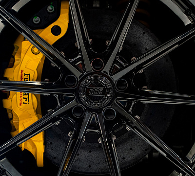 Фото дисков 1886 Wheels G010 на Ferrari 812