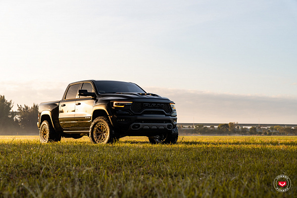 Фото дисков Vossen LC3-01T Глянцевая шампань на Ram 1500 V