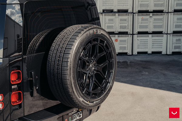 Фото дисков Vossen HFX-1 (5-Lug) Черный глянец на Land Rover Defender II