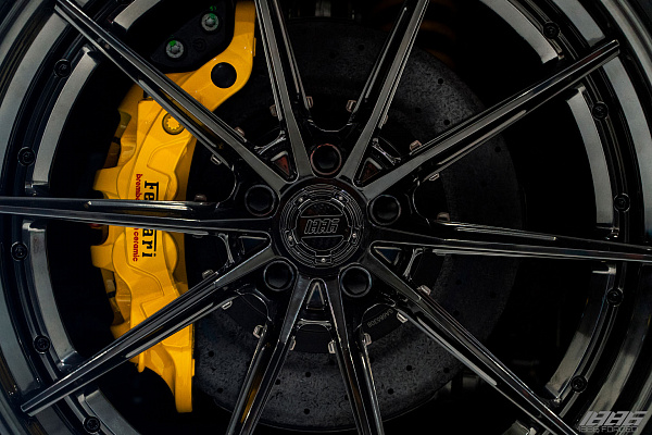 Фото дисков 1886 Wheels G010 Черный глянец на Ferrari 812