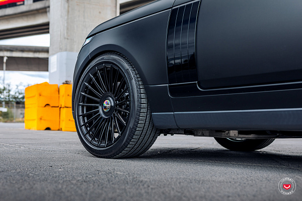 Фото дисков Vossen S17-13 Черный глянец на Range Rover IV