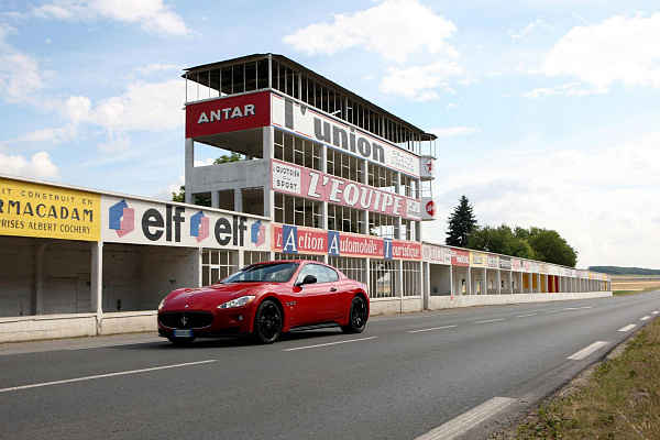 Фото дисков Maserati TRIDENT Черный глянец на Maserati GranTurismo I