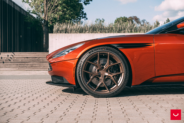 Фото дисков Vossen HF-5 Сатиновая бронза на Aston Martin DB11