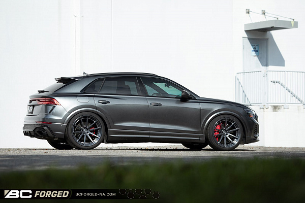 Фото дисков BC Forged HCA191 Сатиновый темный лак на Audi Q8