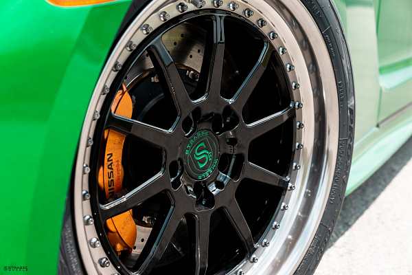 Фото дисков Strasse Wheels R10 Competition Черный глянец на Nissan GT-R