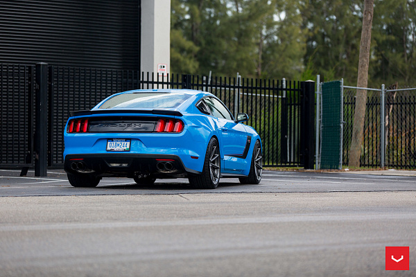 Фото дисков Vossen VFS-10 Глянцевый графит на Ford Mustang VI