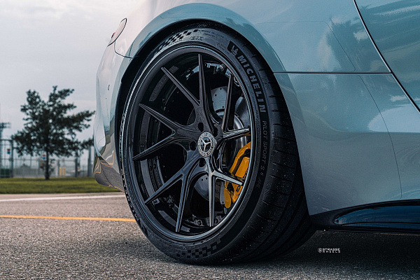 Фото дисков Strasse Wheels SM5RT Deep Concave FS Черный глянец на Mercedes-Benz AMG GT II