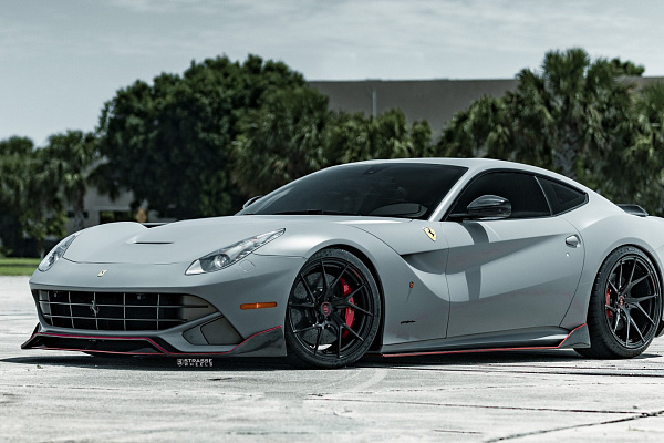 Фото дисков Strasse Wheels SM5RT Deep Concave Monoblock Черный глянец на Ferrari 812