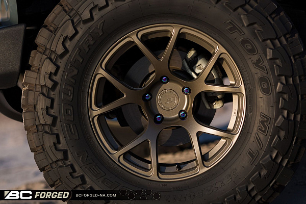 Фото дисков BC Forged RZ05 Сатиновая бронза на Jeep Wrangler III (JK)