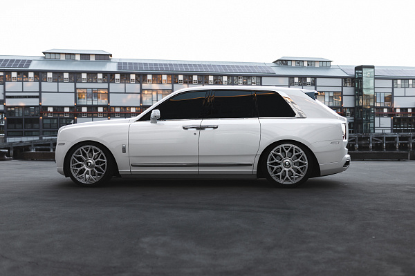 Фото дисков Strasse Wheels SV20M Deep Concave Duoblock RR Сатиновый тонированный лак на Rolls-Royce Cullinan