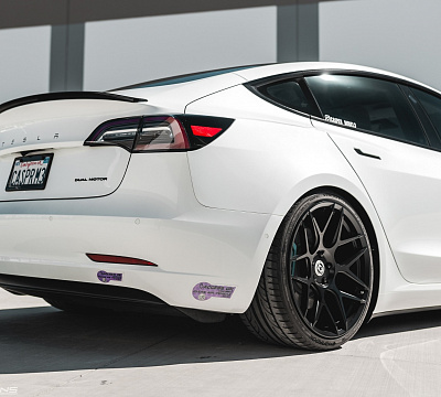 Фото дисков HRE FF01 на Tesla Model 3