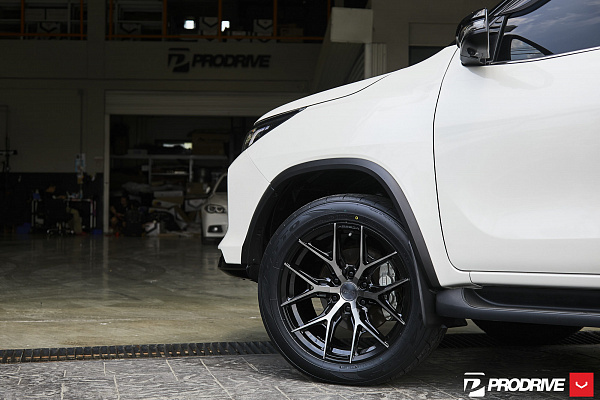 Фото дисков Vossen HF6-4 Глянцевый темный лак на Toyota Fortuner II