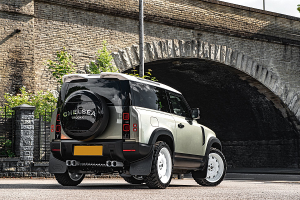 Фото дисков Kahn British Heritage RS Белый глянец на Land Rover Defender II
